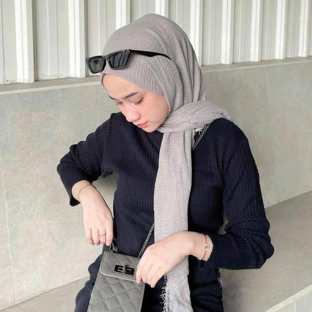 Baju Hitam Cocok dengan Jilbab Warna Apa?