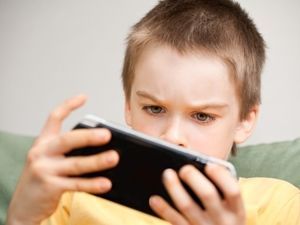 5. Memantau aktivitas dunia digital anak