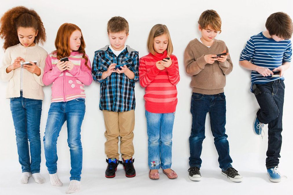3. Mewajibkan anak merawat smartphone baik 