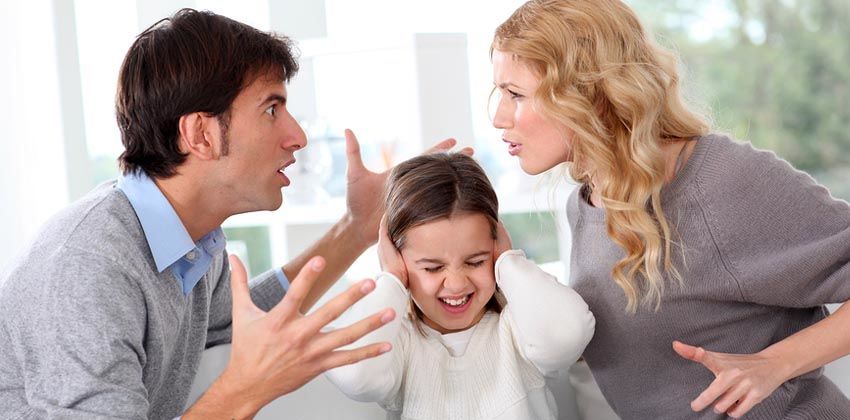 7. Membuat anak merasa tertekan karena sering mendengar orangtua bertengkar
