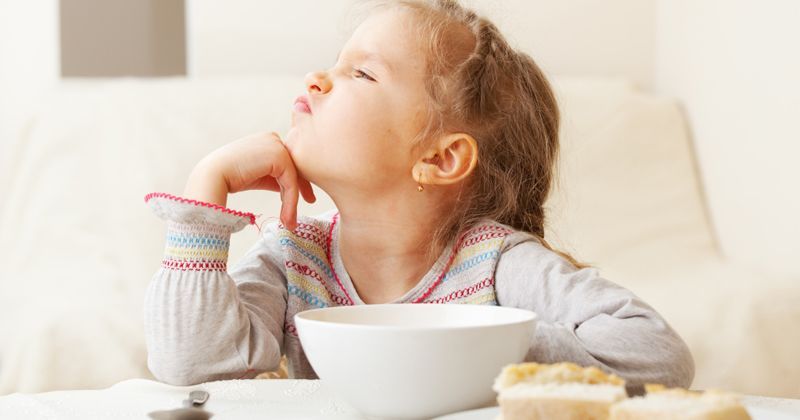 2. Memaksa makan anak bisa buat ia jadi keras kepala