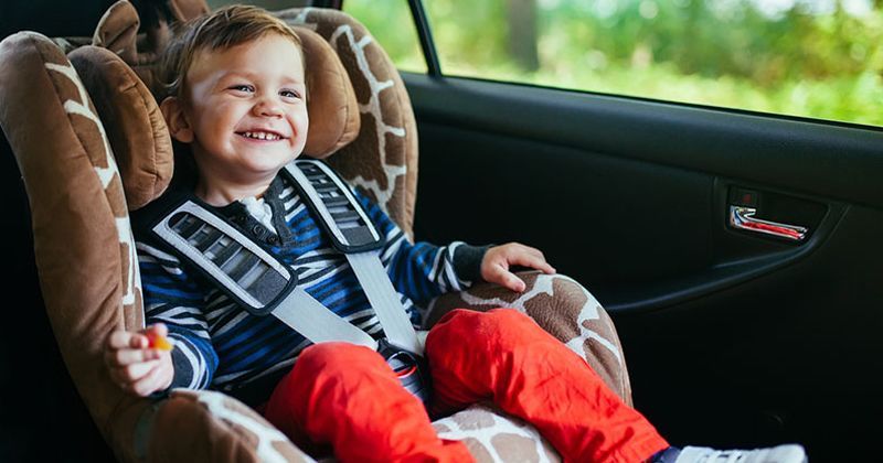 4. Jangan pernah meninggalkan anak sendiri car seat
