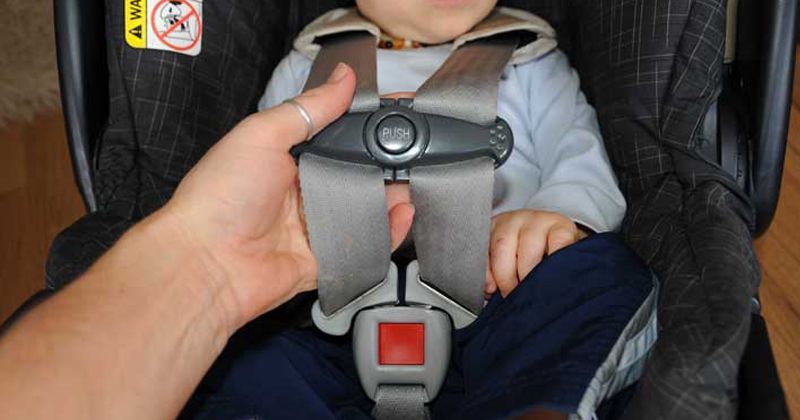 2. Tidak memasang car seat benar