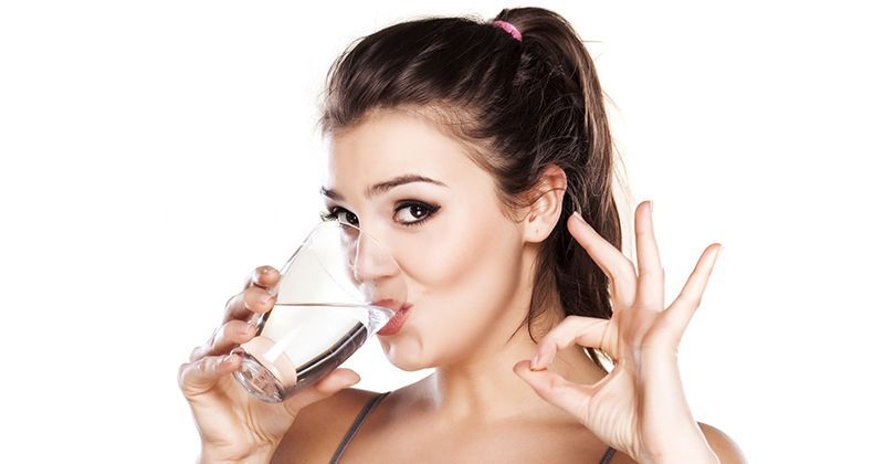4. Minum air cukup menghidrasi kulit