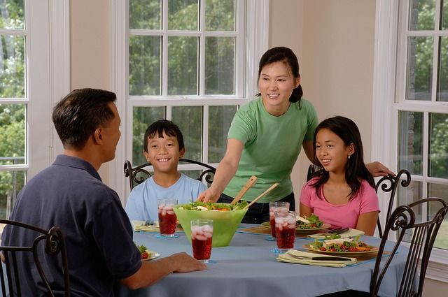 1. Orang China biasa menyantap makanan bersama, orang Barat biasa lebih senang menikmati makanan secara individu