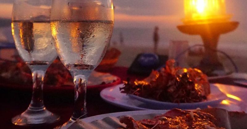 5. Melihat sunset Pantai Jimbaran makan malam romantis