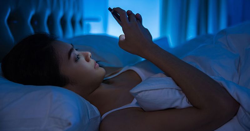2. Jauhi gadget 30 menit sebelum tidur