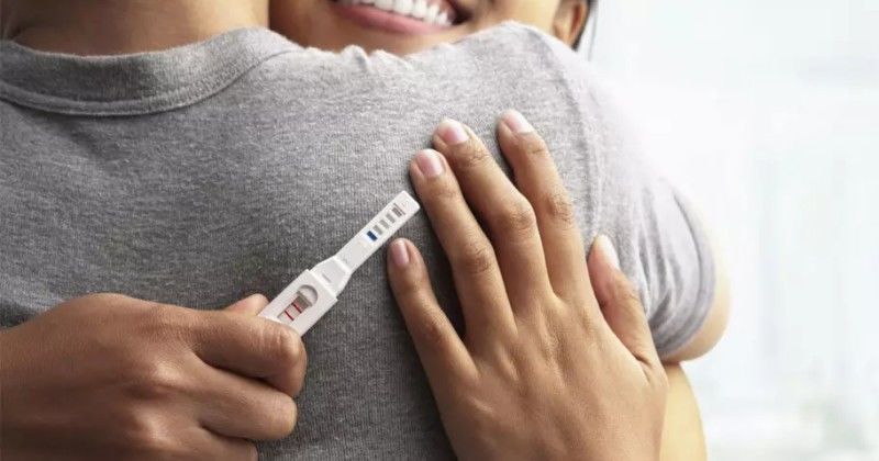 Cara Unik Bilang "Aku Hamil" Suami, Mana Pilihan Mama