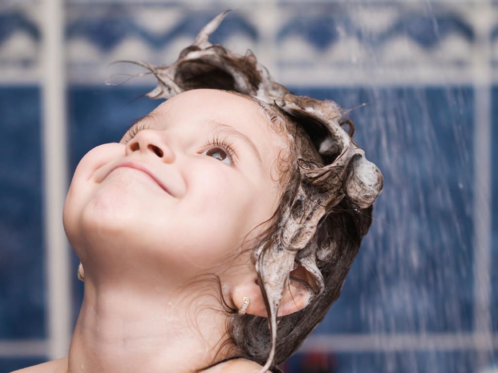 5. Ajarkan anak mandi sendiri sejak usia 3 tahun