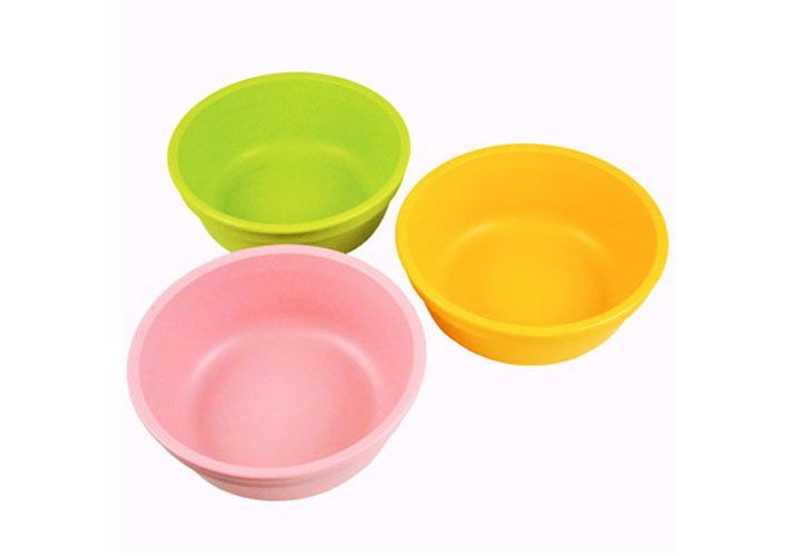 4. Gelas mangkuk plastik bisa dijadikan mainan saat mandi