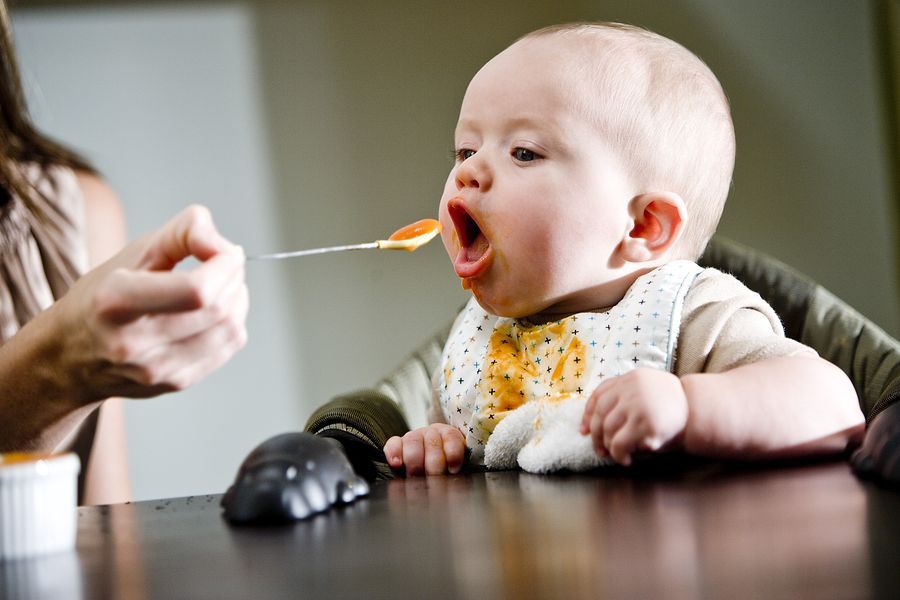 Tips Hindari Tersedak Bayi Sedang Belajar Makan
