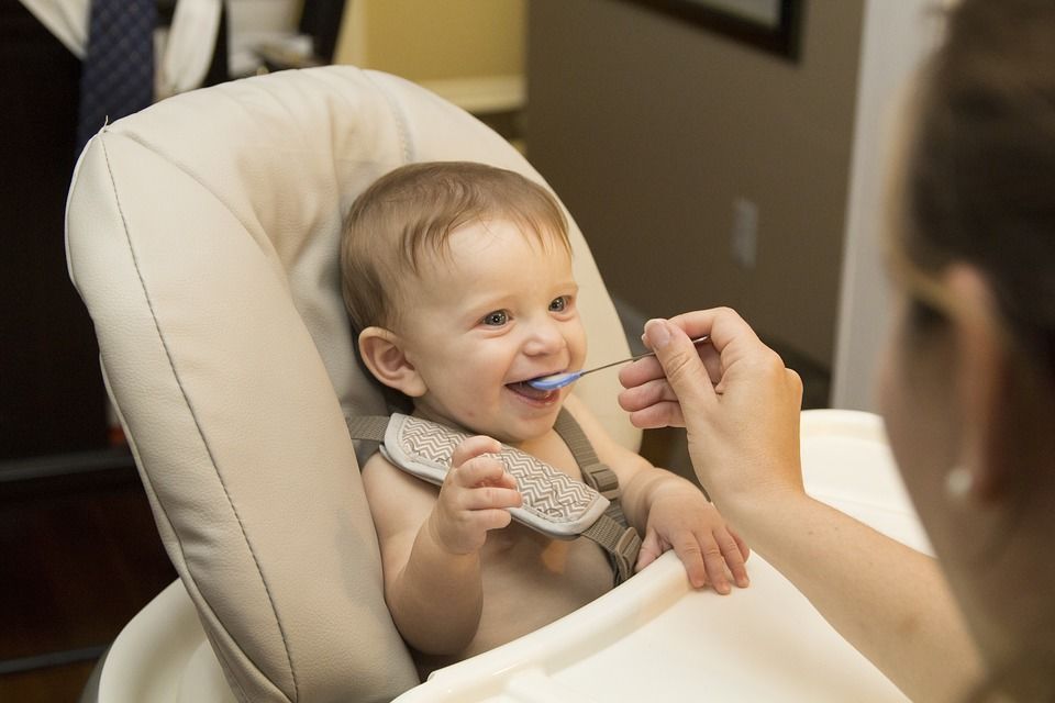 Bagaimana Membantu Bayi Agar Tertarik Mengonsumsi Sayur