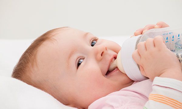 Ini 6 Tips Memilih Botol Susu Aman Buat si Kecil