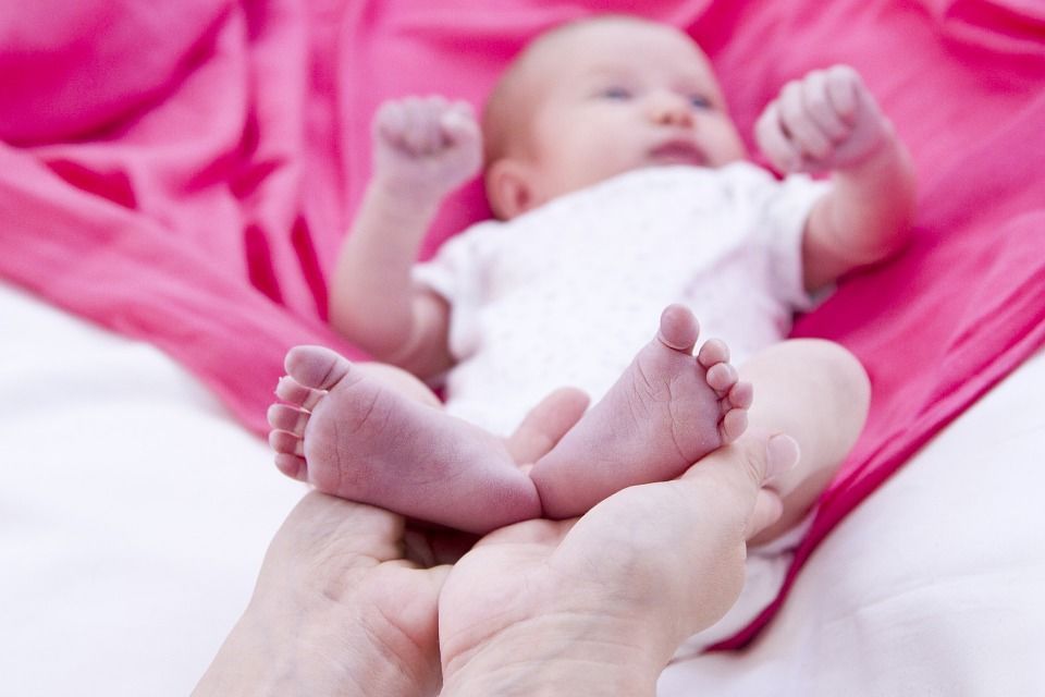 6 Hal Harus Diperhatikan Saat Menjemur Bayi