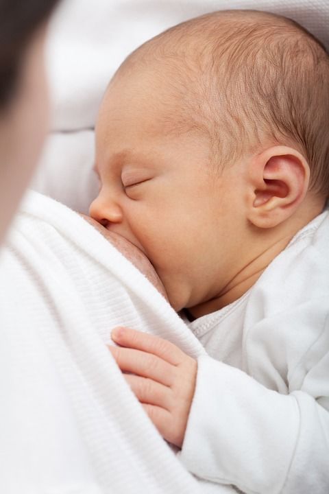 3 Alasan Mengapa Bayi Selalu Tertidur saat Disusui