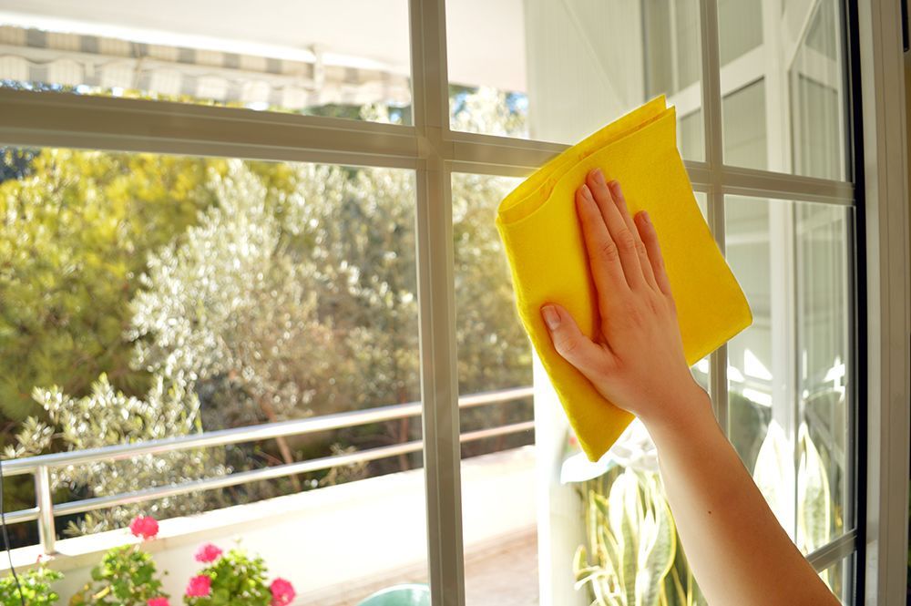 12. Membersihkan kaca jendela saat cuaca cerah