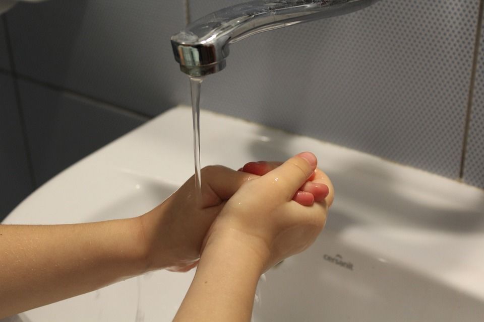 3. Mengajarkan cara cuci tangan membiasakan rajin melakukannya