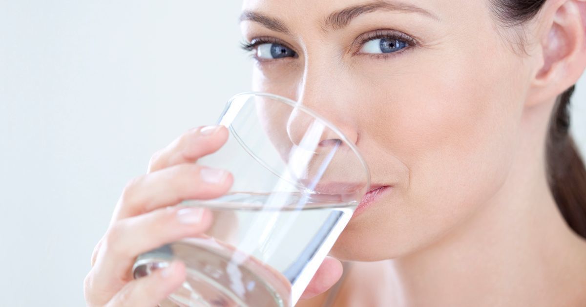 5. Minum air putih 8 gelas sehari