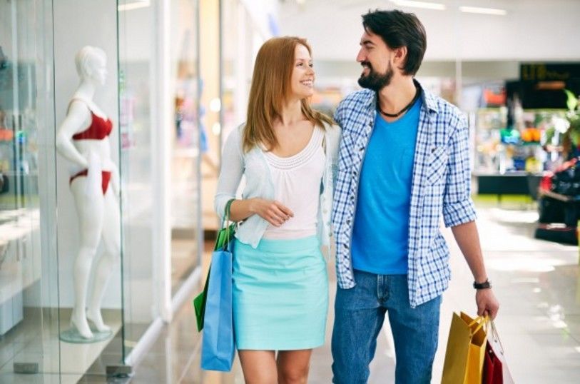 3. Kamu akan terlihat gentle menemani pasangan berbelanja