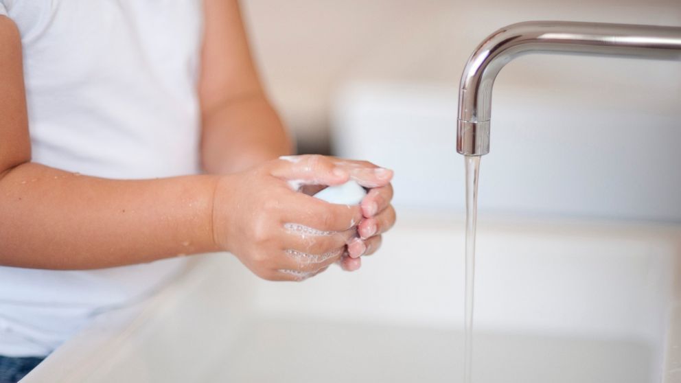 3. Selalu meminta anak cuci tangan mandi sehabis beraktivitas