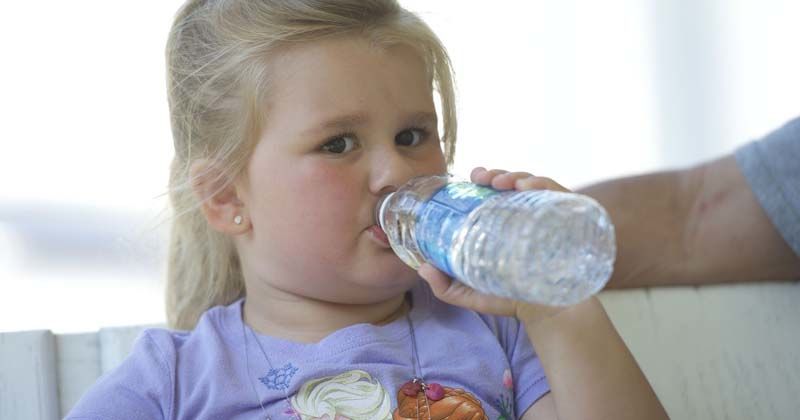 7 Cara Mendorong si Kecil Mau Minum Air Putih Secara Rutin