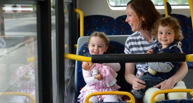 5. Pilih waktu tepat berpergian bersama anak transportasi umum