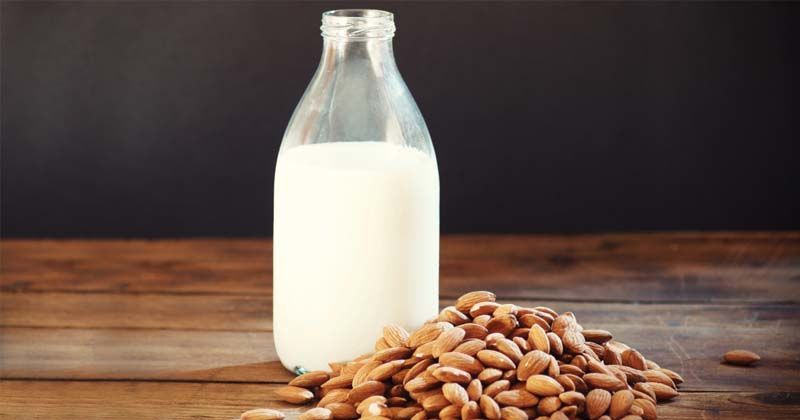 Bagaimana nutrisi susu almond dibandingkan susu sapi