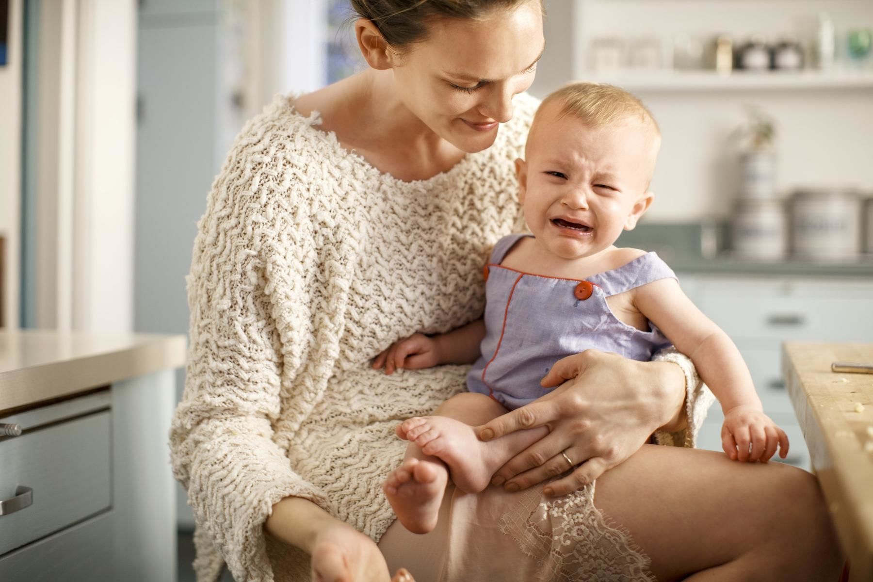 5 Tips agar Bayi Tidak Mudah Takut kepada Orang Asing