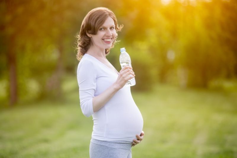 2. Manfaat terpenuhi cairan saat hamil