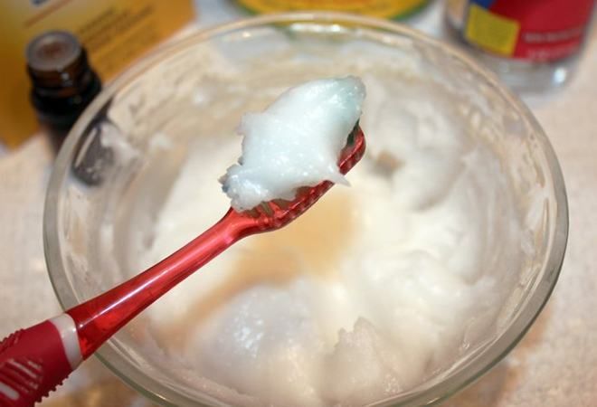 4. Bersihkan gigi menggunakan pasta dari baking soda hidrogen peroksida
