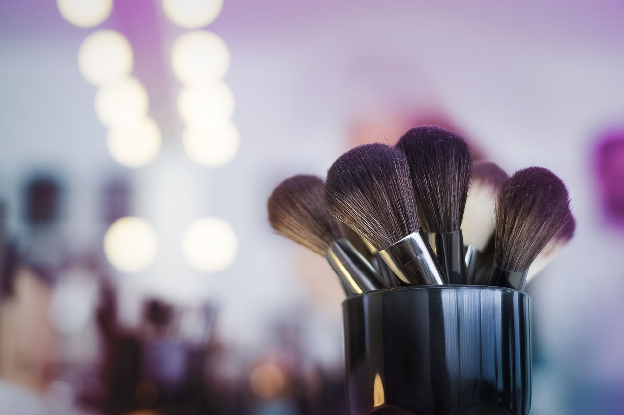 6. Rutin membersihkan peralatan makeup