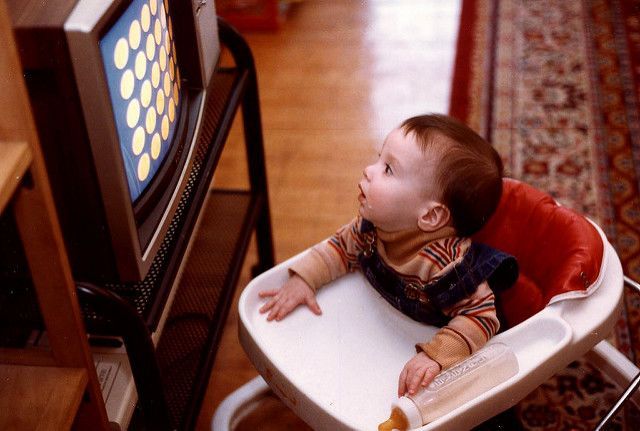 Waspada Begini Dampak Buruk Membiarkan Bayi Menonton Televisi