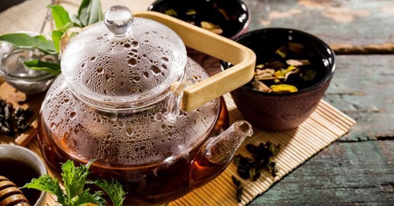 3. Mengonsumsi teh herbal