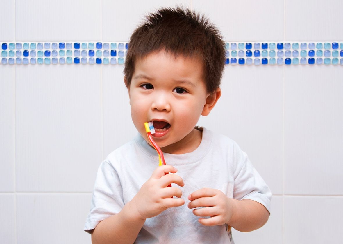 2. Mulai menjaga kebersihan gigi si Kecil membiasakan sikat gigi sebelum tidur
