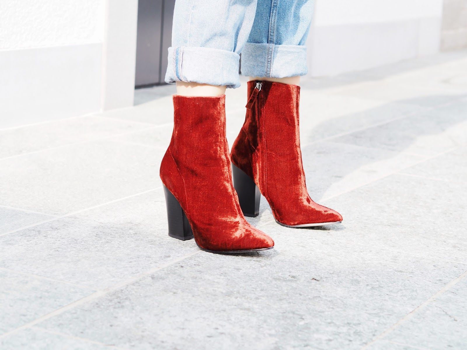 6. The mini heeled boots buat penampilan semakin trendi
