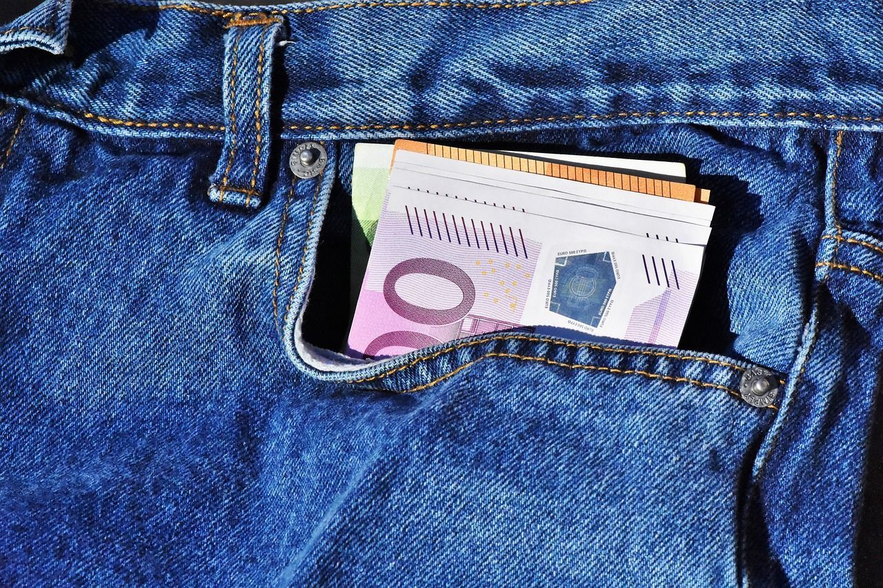 7. Buang kertas-kertas bon dari dompet kantong