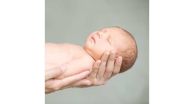 7. Cara menggendong bayi