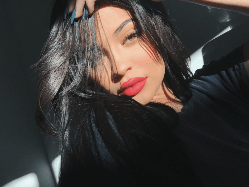 Kylie Jenner Rilis Produk Makeup Baru Terinspirasi dari Anaknya