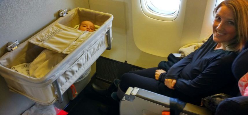4. Saat dalam pesawat, putuskan bagaimana Mama ingin meletakkan bayi
