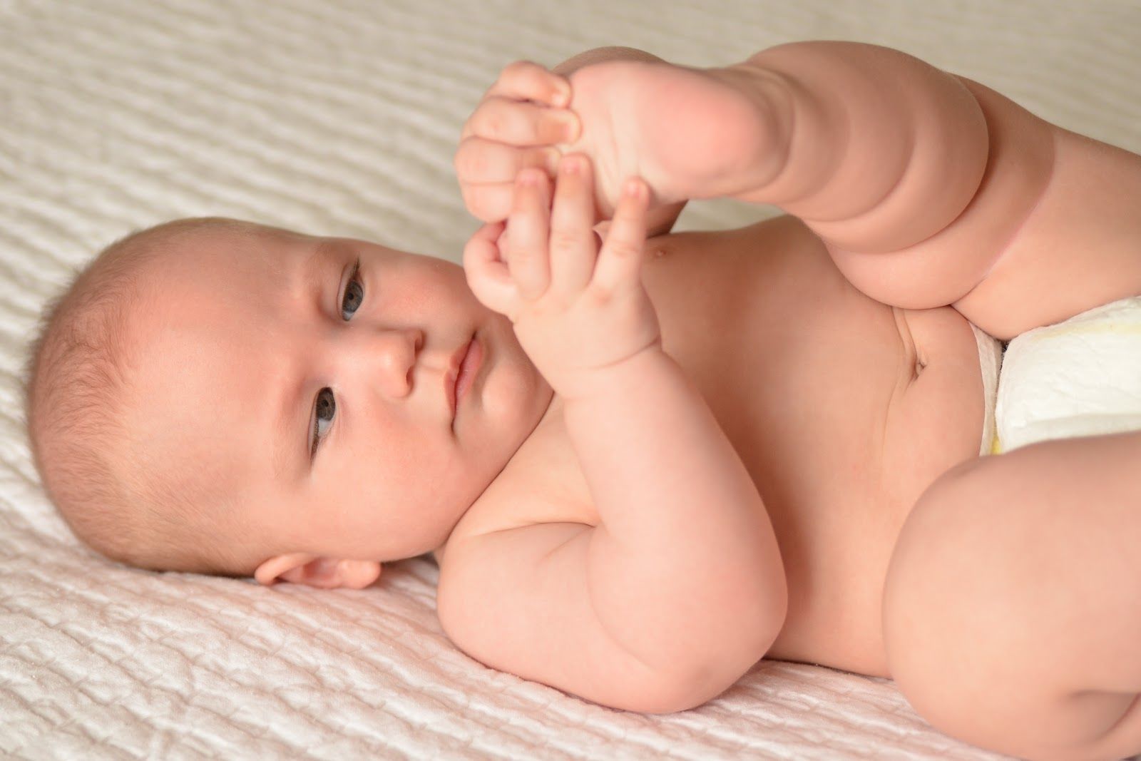 Usia 2 – 3 bulan Mata bayi mulai bisa mengikuti gerak benda