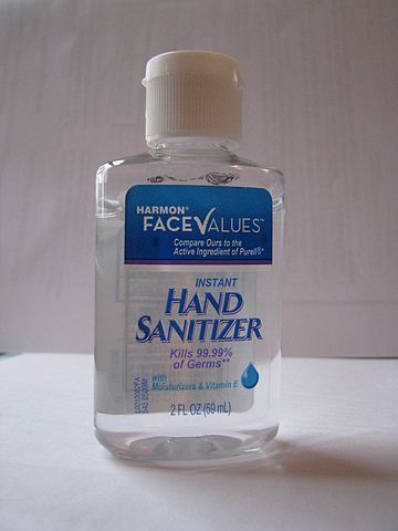 4. Jangan gunakan hand sanitizer atau tisu antiseptik