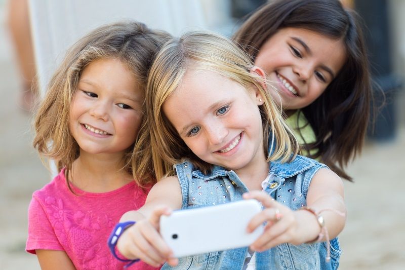 Cara Tepat Mengarahkan Potensi Positif dari Anak Suka Selfie