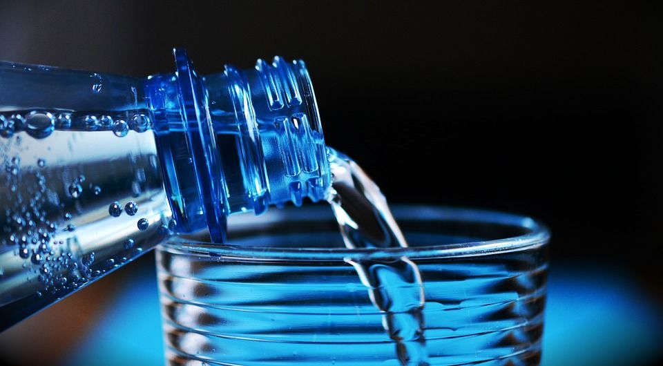 3. Minum air mineral setiap hari