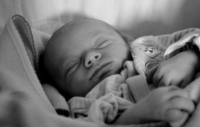Mana Lebih Baik Bayi, Tidur Ruang Terang atau Gelap