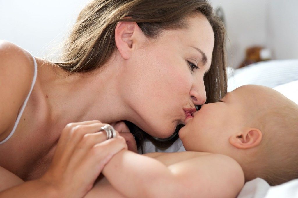 Flu sampai Herpes, Ini 6 Bahaya Jika Bayi Sering Dicium Bibirnya