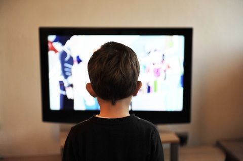 7 Alasan Mama Harus Membatasi Waktu Anak Menonton TV