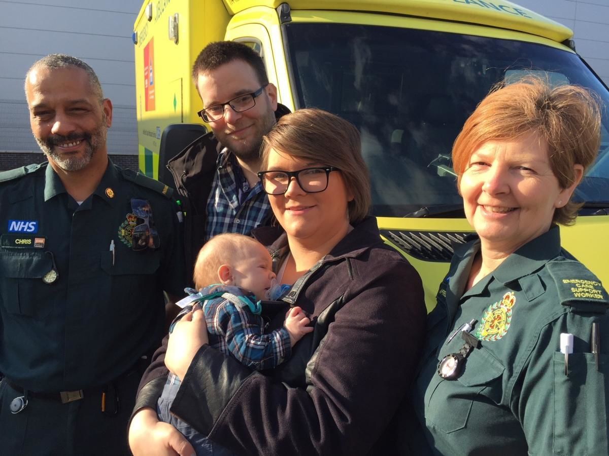 Bayi lahir mobil ambulans