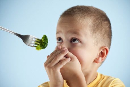 4. Jangan paksa anak buat makan sayur buah