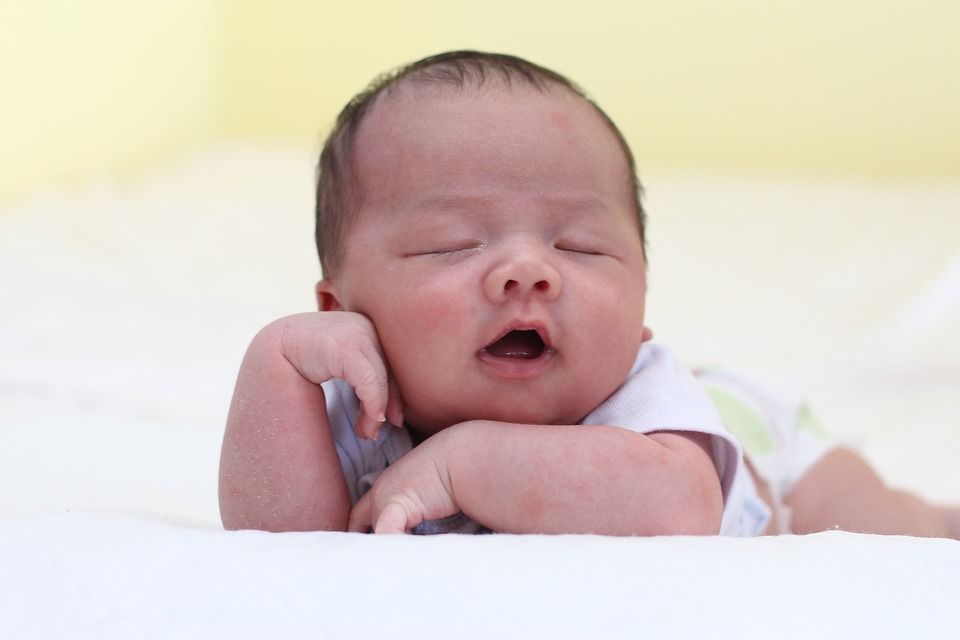 1. Tidur tengkurap meningkatkan risiko bayi meninggal