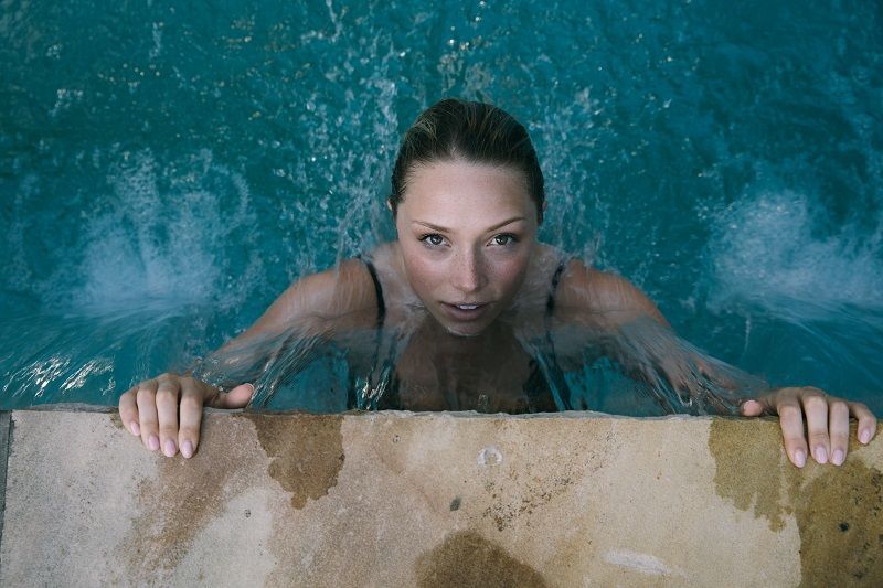 4. Apa perbedaan aqua-natal yoga berenang